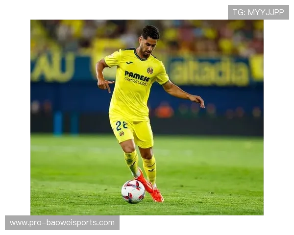 足球球星首次亮相赛场的辉煌瞬间与背后故事解析 足球球星首次亮相赛场的辉煌瞬间与背后故事解析