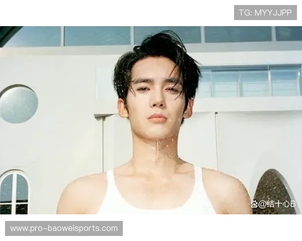 逗趣足球明星男生头像笑容满面，展现活力与个性风采